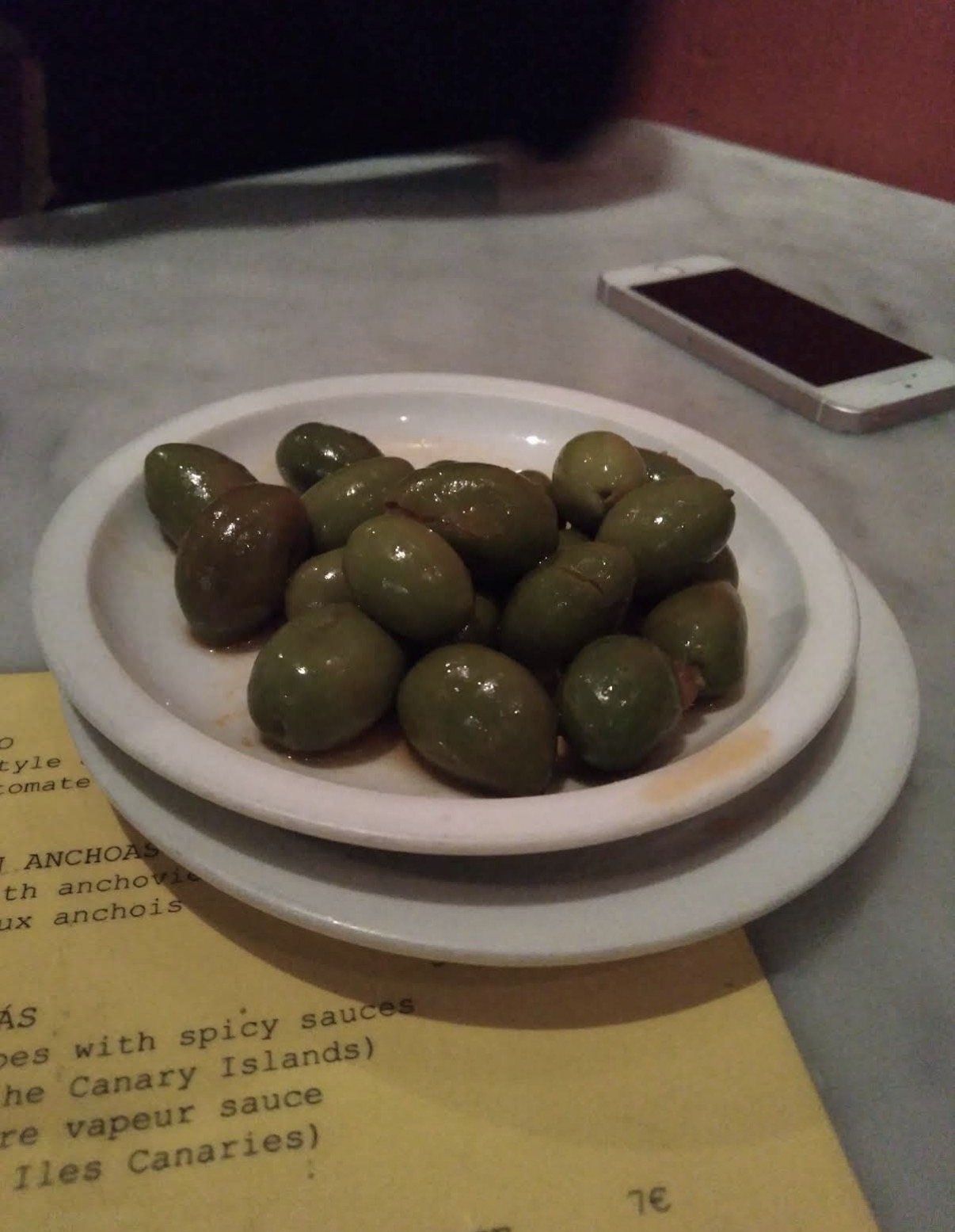 Aceitunas de la casa servidas en plato blanco