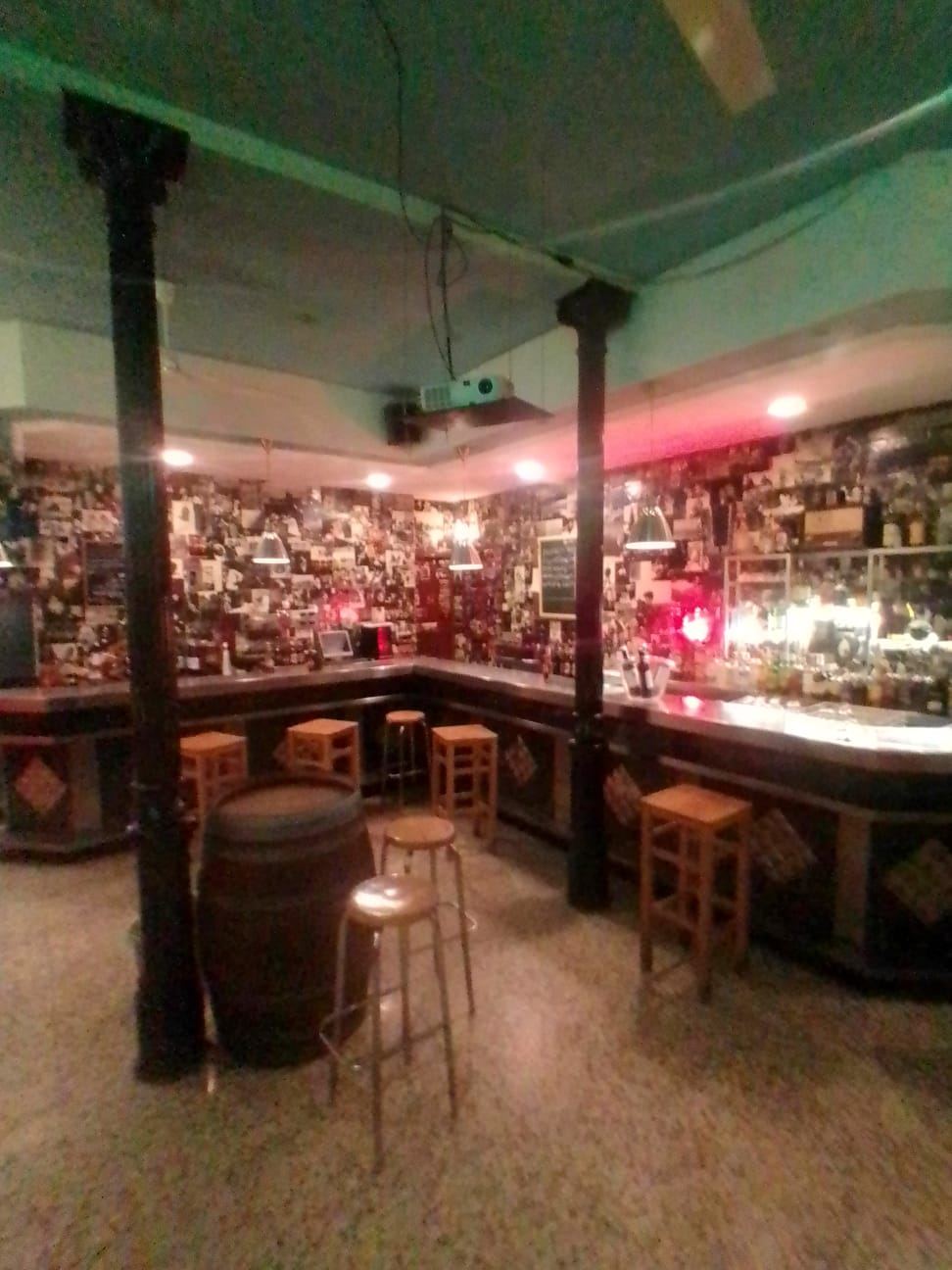 Esquina de la barra con taburetes y barril