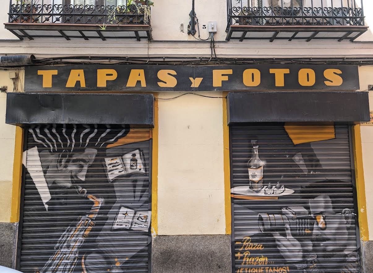 Fachada de Tapas y Fotos con mural pintado a mano