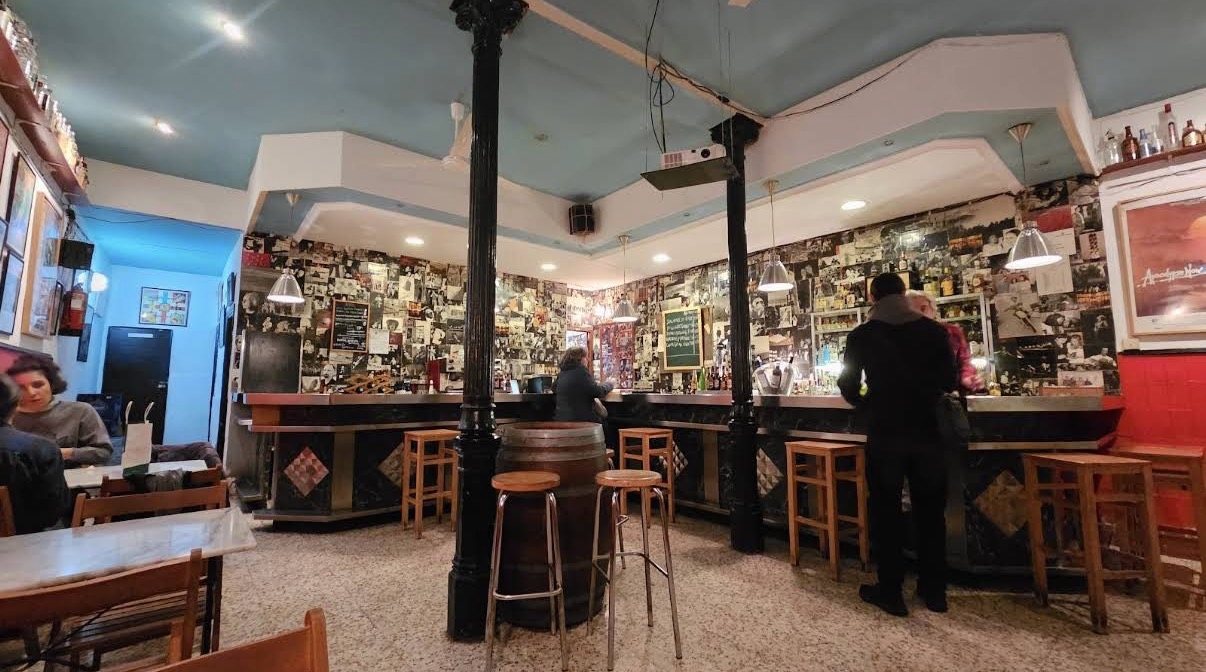 Barra interior de Tapas y Fotos con taburetes y luces cálidas